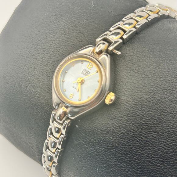 Faded Glory Silver Tone Women’s Quartz Watch 27mm Working New Battery - Picture 2 of 8